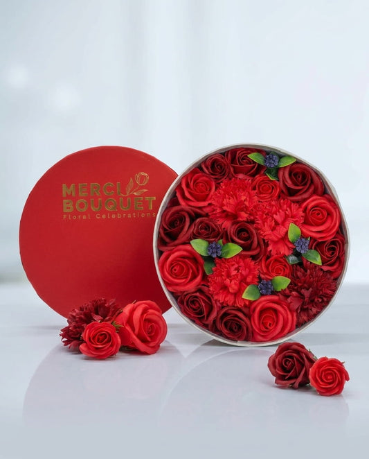 Roses de savon premium rouge vif, détail texture et parfum