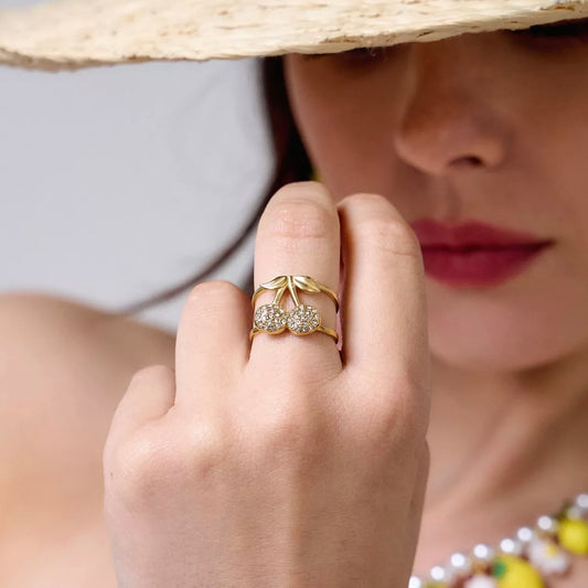 Bague cerises strass ajustable en acier doré – bijou fantaisie fruité