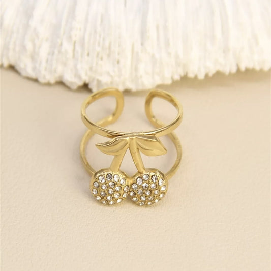 Bague cerises strass associée à un look estival pop et coloré