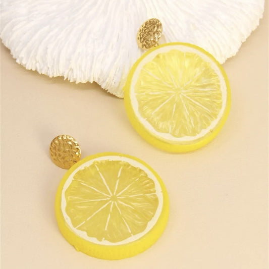 Boucles citron fun et légères portées – accessoire pop pour look d’été