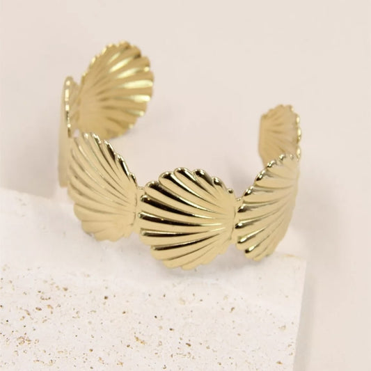 Bracelet jonc doré en acier inoxydable avec motif coquillage – bijou tendance