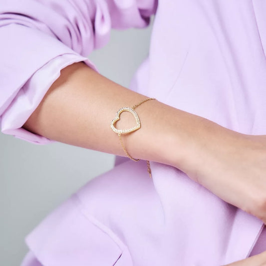 Bracelet cœur strass porté sur poignet féminin – bijou glamour et tendance