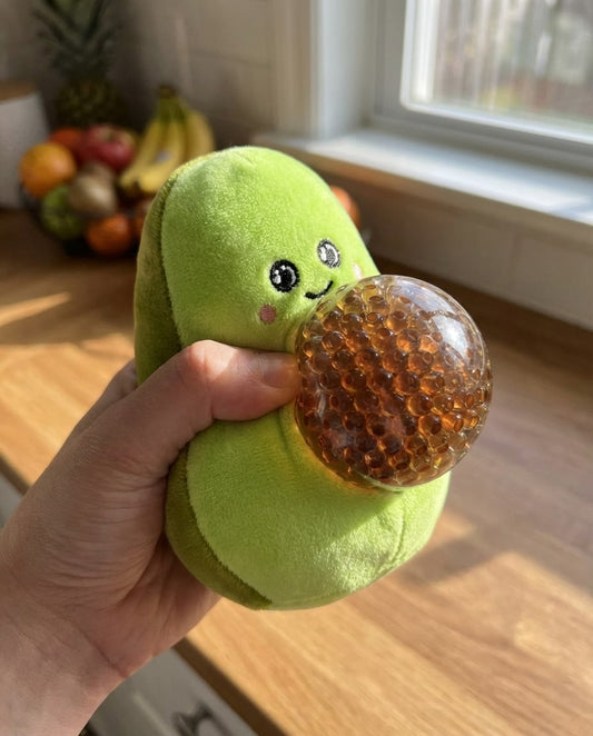 Jouet anti-stress avocat peluche à presser avec balle de perles dans la main