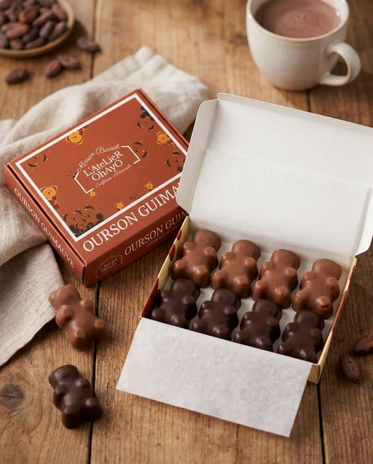 Assortiment de 8 oursons en guimauve panachés chocolat noir et chocolat au lait dans une boîte cadeau gourmande