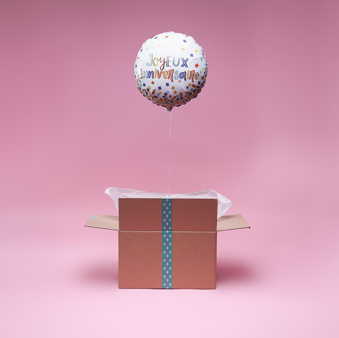 Ballon Joyeux anniversaire à confettis qui sort d'une boîte cadeau