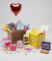 Contenu de la box cadeau amour : ballon cœur, gourmandises et petites attentions