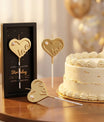 Bougie cœur doré love plantée sur un gâteau d'anniversaire 