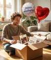 Homme heureux découvrant un coffret cadeau d'anniversaire avec ballons hélium rouge cœur et 