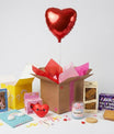 Box surprise amour avec ballon cœur rouge et cadeaux gourmands – Lune de Cœur