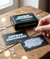 Carte à gratter Joyeux Anniversaire noire et néon avec message caché à offrir