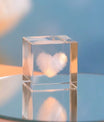 Cube cristal cœur 3D posé sur une table de chevet, cadeau romantique à offrir