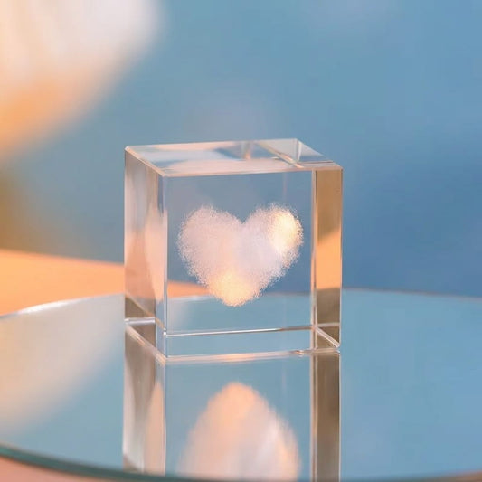 Cube cristal cœur 3D posé sur une table de chevet, cadeau romantique à offrir