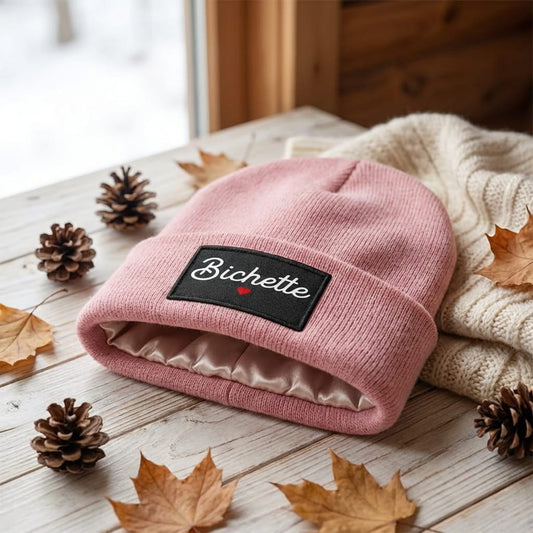 Bonnet rose BICHETTE avec cœur brodé, style doux et tendance pour l’hiver