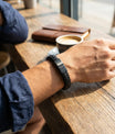 bracelet homme cuir noir tressé porté au poignet style moderne