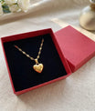 Collier cœur doré porté par une femme — bijou Saint-Valentin & anniversaire