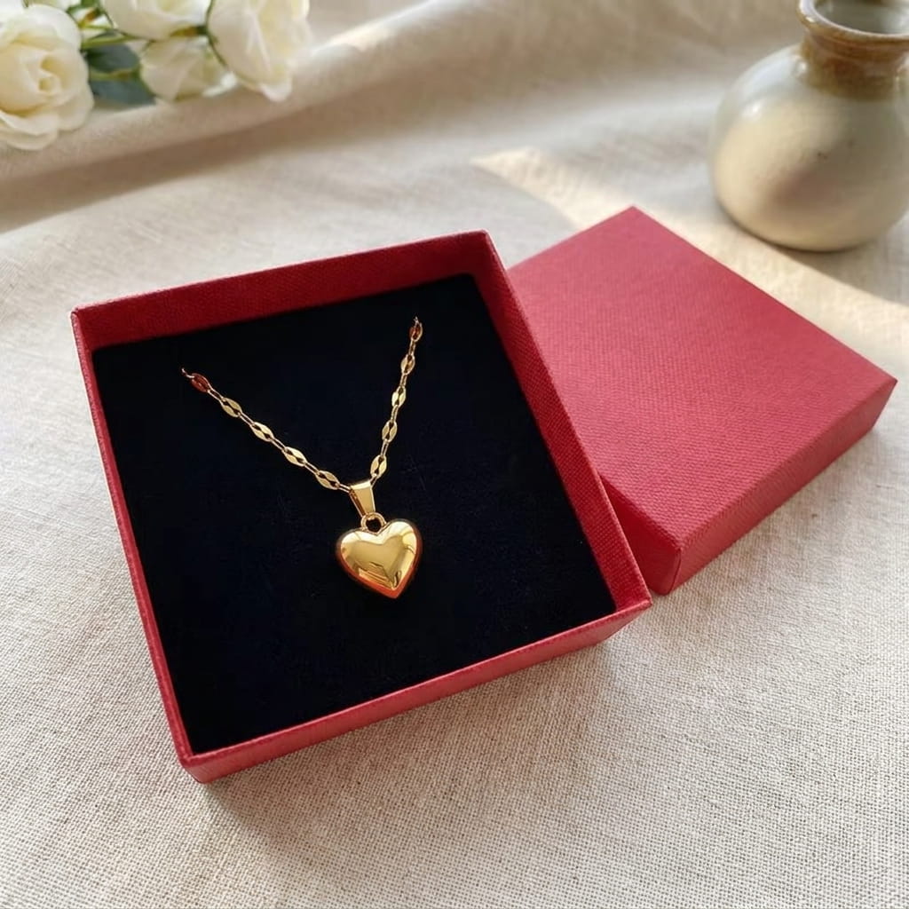 Collier cœur doré porté par une femme — bijou Saint-Valentin & anniversaire