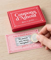Main qui gratte un coupon d'amour pour révéler un bon surprise