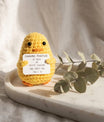 Canard Positif peluche crochet jaune posé sur bureau en bois - idée cadeau encouragement bonne humeur