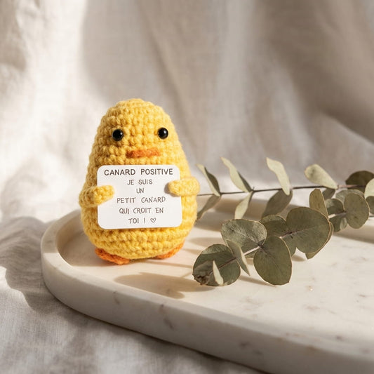 Canard Positif peluche crochet jaune posé sur bureau en bois - idée cadeau encouragement bonne humeur
