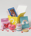 Box surprise “Je t’aime” Lune de Cœur avec carnet arc-en-ciel, bougie guimauve, anti-stress cœur et chocolats.