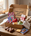 Box cadeau Lune de Cœur en ambiance romantique, contenant bonbons, chocolats, biscuits personnalisés, ourson en chocolat, pistache à tartiner et petits cadeaux mignons. Coffret surprise personnalisé idéal pour faire plaisir.