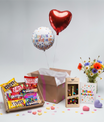 Ouverture de la box anniversaire surprise avec ballons joyeux anniversaire et cœur