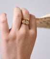 Bague ajustable cerises portée sur main féminine – accessoire tendance