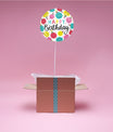 Ballon rond Happy Birthday avec emojis dans box ouverte.
