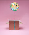 Ballon “Bonne Retraite” en hélium flottant dans une box cadeau ouverte, message personnalisé inclus.