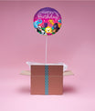 Ballon violet Happy Birthday avec animaux de la jungle flottant dans une box cadeau ouverte, message personnalisé inclus.