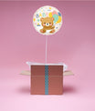 Ballon Welcome Baby avec ourson flottant dans une box cadeau ouverte, message personnalisé inclus.