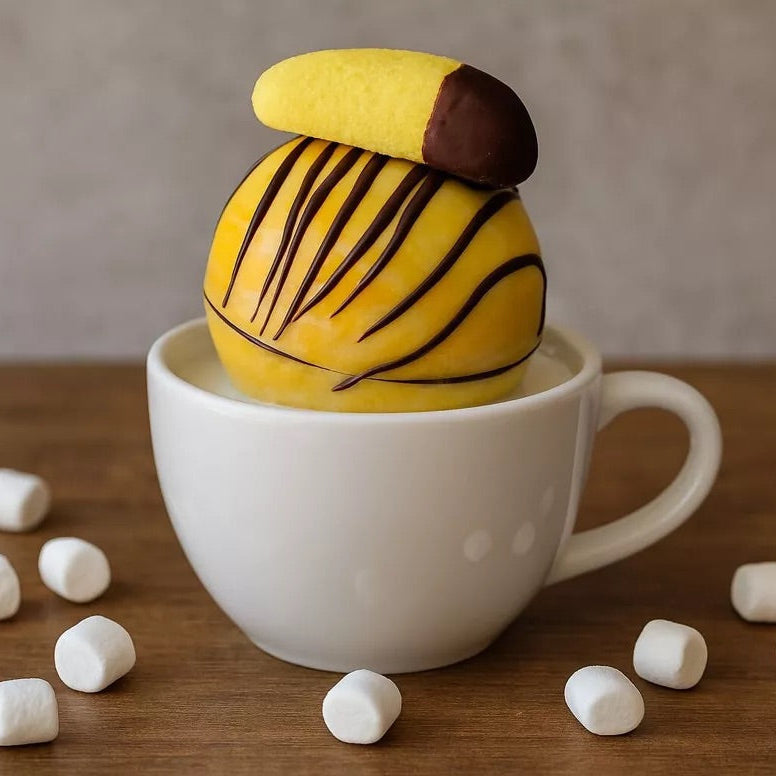 Bombe de chocolat chaud à la banane posée sur une tasse avec guimauves