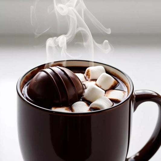 Chocolat chaud préparé au chocolat Ruby avec guimauves fondantes