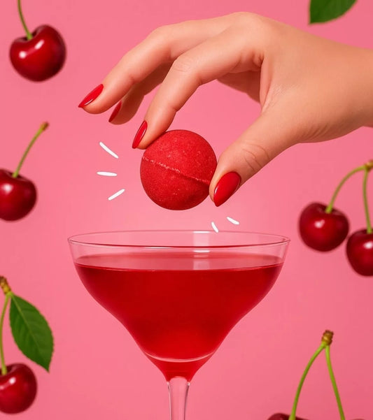 Bombe à cocktail cerise amande tenue au-dessus d’un verre rouge