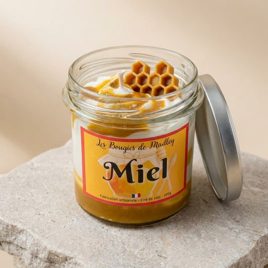 Bougie miel artisanale 100g présentée avec un second format sur plateau en rotin