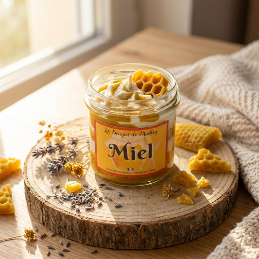 Bougie parfumée au miel en bocal de verre avec décor de rayon de miel