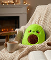 Bouillotte peluche avocat utilisée sur un canapé, ambiance cocooning