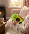 Femme tenant une bouillotte peluche avocat pour un moment de détente