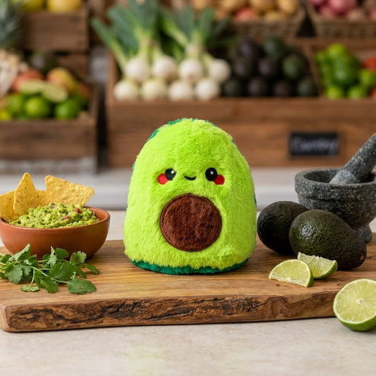 Bouillotte peluche avocat posée sur une planche en cuisine avec avocats et guacamole