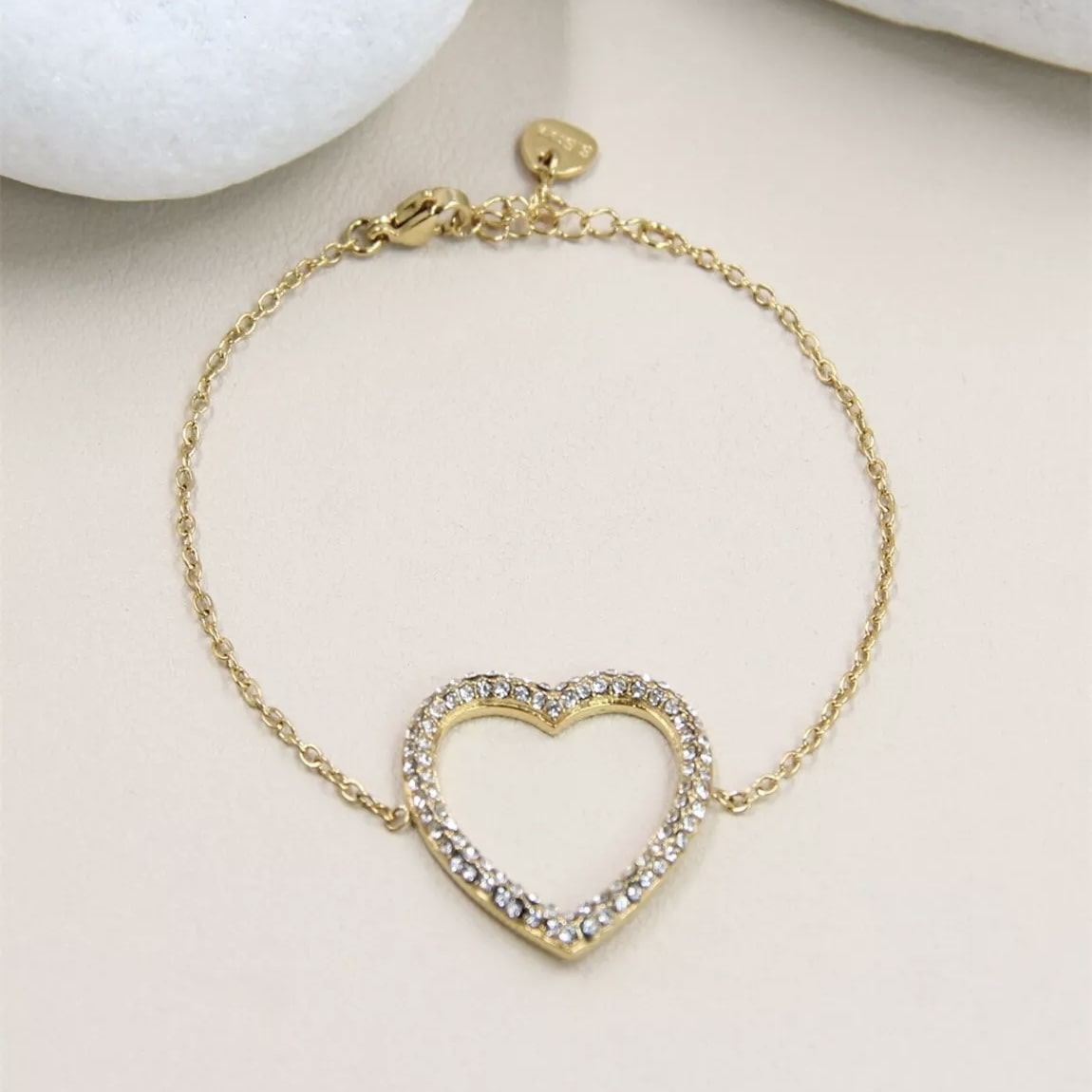 Bracelet cœur doré vu de face – design élégant avec éclat subtil
