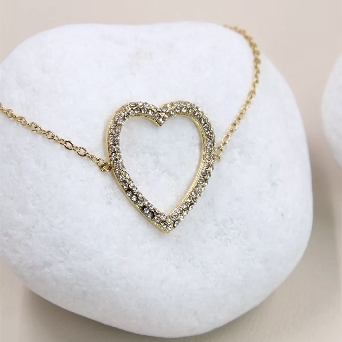 Détail des strass brillants sur bracelet cœur – finition soignée et lumineuse