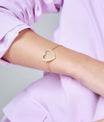 Bracelet cœur strass porté sur poignet féminin – bijou glamour et tendance