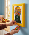 Détail du distributeur de bonbons intégré dans un cadre mural