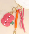Bijou de téléphone cerise kawaii accroché à une coque – accessoire fun et coloré