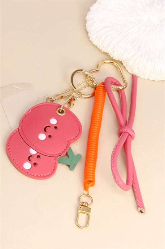 Bijou de téléphone cerise kawaii accroché à une coque – accessoire fun et coloré