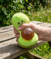 Jouet anti-stress avocat vu de face avec expression kawaii