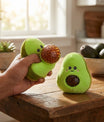 Jouet peluche avocat anti-stress vu de profil avec noyau en perles