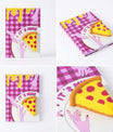 Détail de la figurine squishy pizza collée à la couverture du cahier A5.