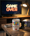 Mug Game Over dans sa boîte bleue pixel art