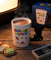 Gros plan sur le mug Game Over et sa poignée manette noire